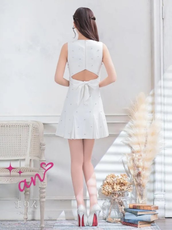 ホワイト モデル:まりん 着用サイズ:Sサイズ