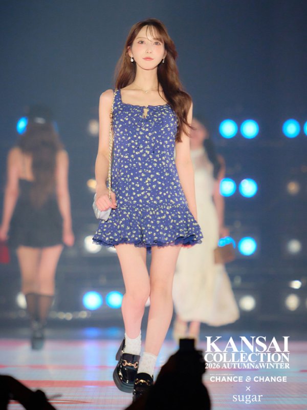 画像2: 【りあす/関西コレクション着用】XSサイズあり【ROBE de FLEURS/ローブドフルール】小花柄/ レースアップ/ フレア/ ミニドレス/ キャバドレス[OF08]