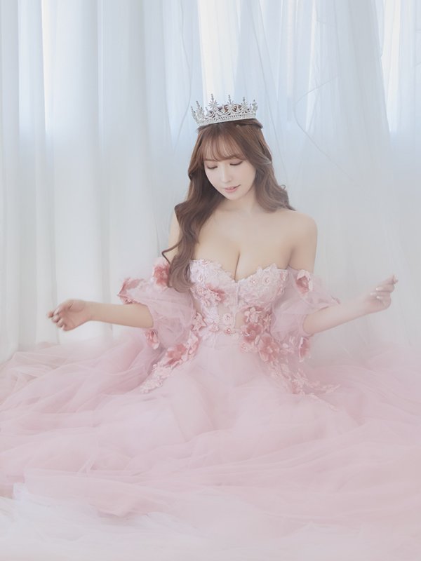 ピンクベージュ モデル：三上悠亜　身長：159cm　着用サイズ：Mサイズ