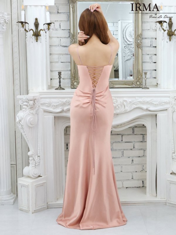 ピンクベージュ モデル：真優川咲　身長：158cm:Mサイズ