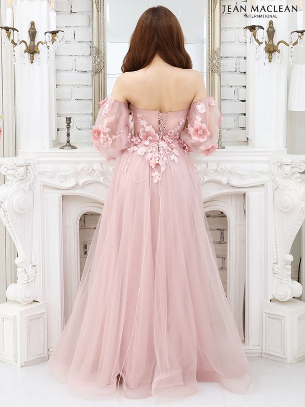 ピンクベージュ モデル:真優川咲 身長:158cm 着用サイズ:Mサイズ