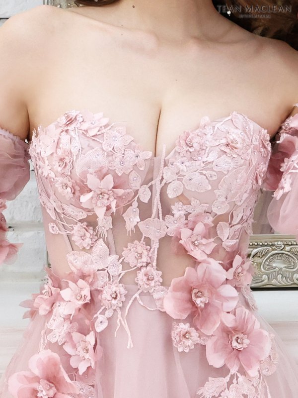 ピンクベージュ モデル:真優川咲 身長:158cm 着用サイズ:Mサイズ