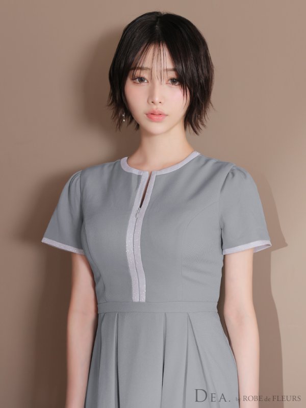 グレーxホワイト モデル：りこ　身長：156cm　着用サイズ：Sサイズ