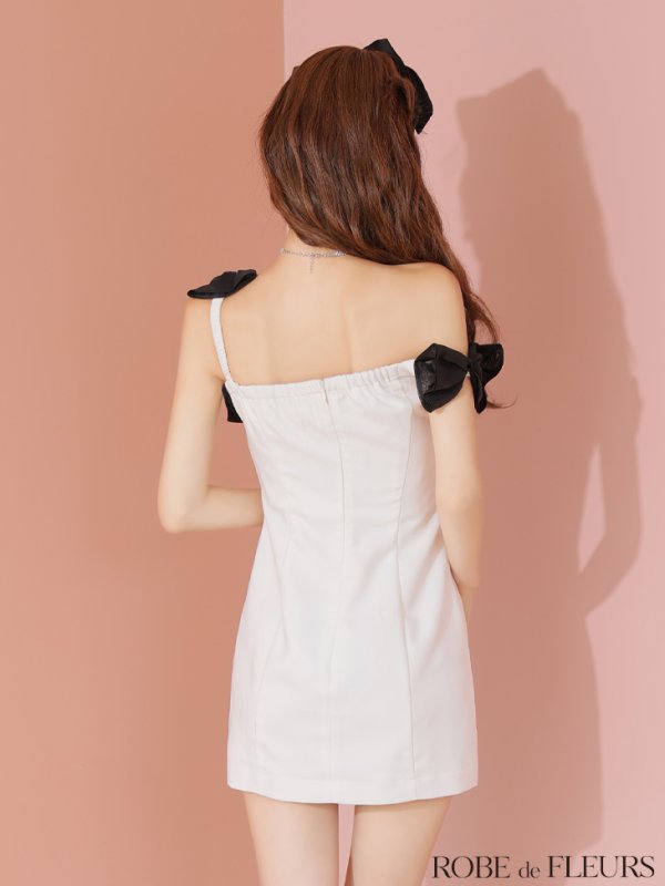 ホワイトxブラック モデル：まりん　身長：164cm　着用サイズ：Sサイズ