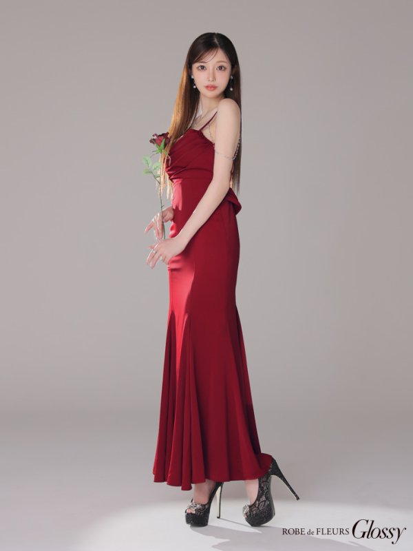 レッド モデル:桜伊みやこ 身長:168cm 着用サイズ:Sサイズ