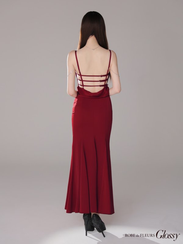 レッド モデル:桜伊みやこ 身長:168cm 着用サイズ:Sサイズ