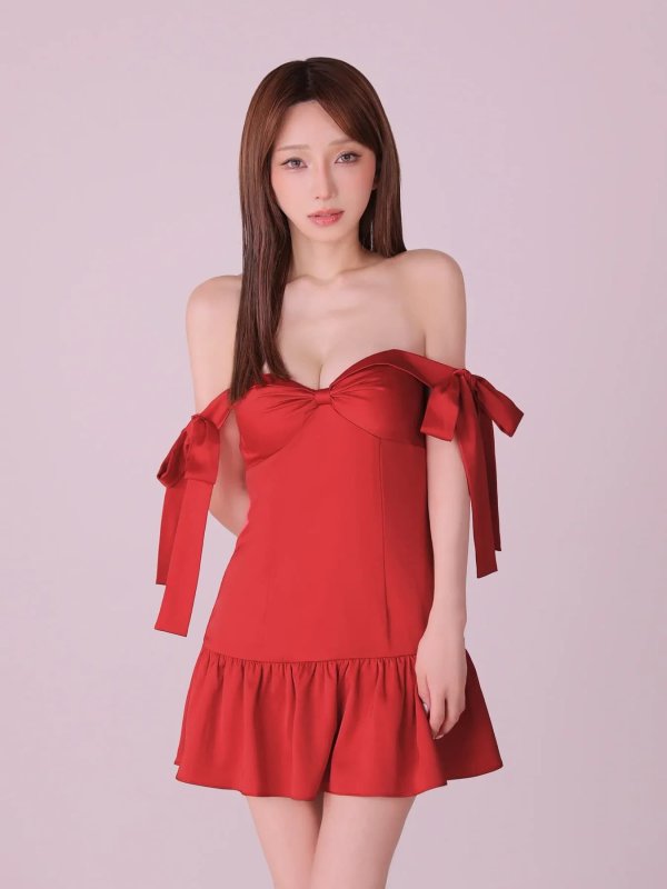 レッド モデル：はな　身長：159cm　着用サイズ：Sサイズ