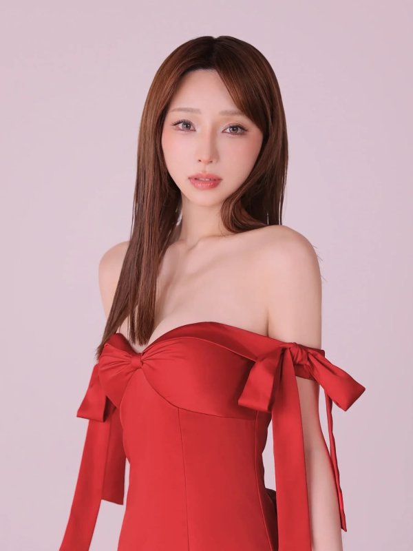 レッド モデル：はな　身長：159cm　着用サイズ：Sサイズ