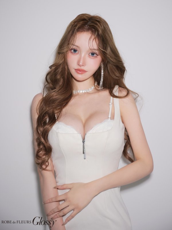 ホワイト　しおん　身長：158cm　着用サイズ：Sサイズ