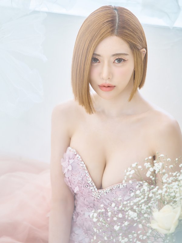 ピンクベージュ モデル:DJ SODA 身長:168cm 着用サイズ:Mサイズ