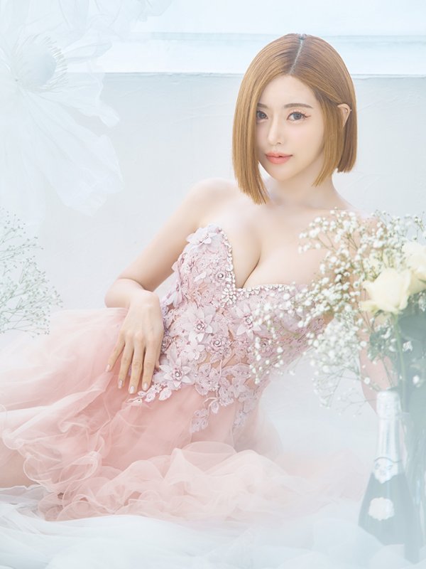 ピンクベージュ モデル:DJ SODA 身長:168cm 着用サイズ:Mサイズ