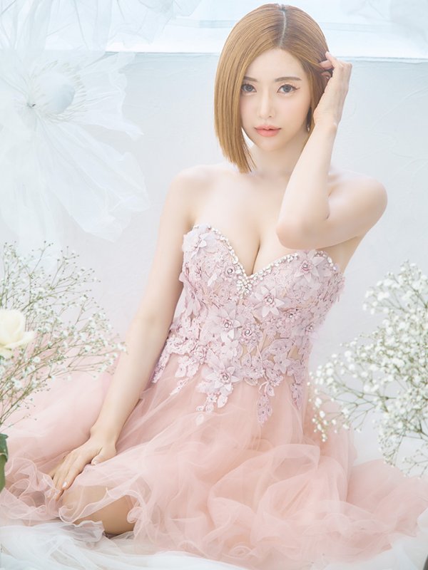 ピンクベージュ モデル:DJ SODA 身長:168cm 着用サイズ:Mサイズ