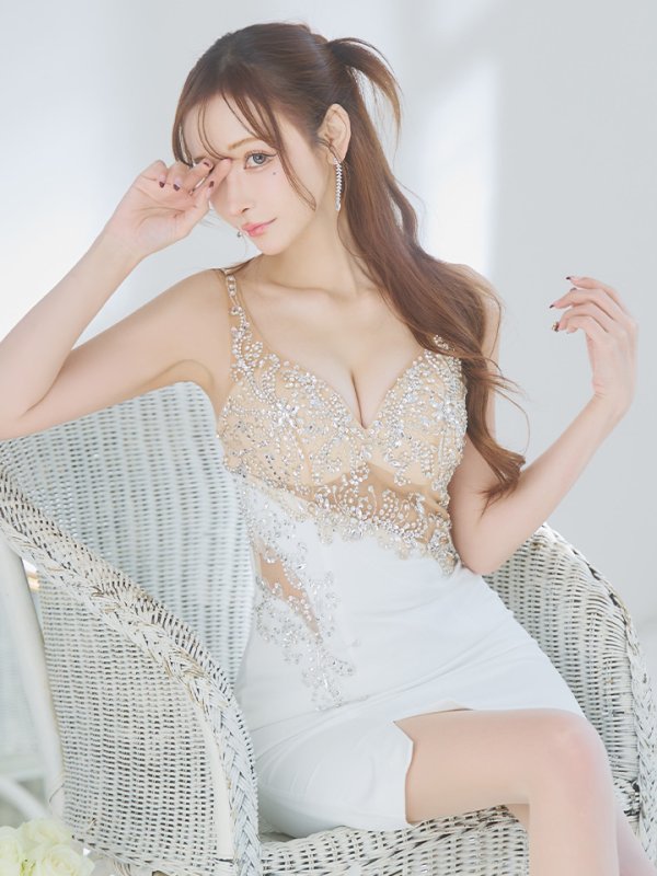 ホワイト モデル:真優川咲 身長:158cm 着用サイズ:Sサイズ