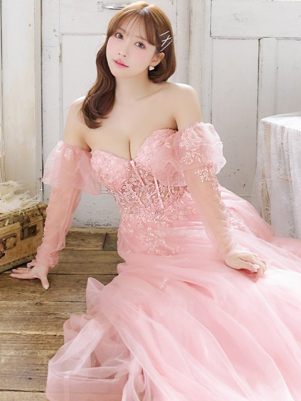 ピンクベージュ モデル:三上悠亜 身長:159cm:Mサイズ