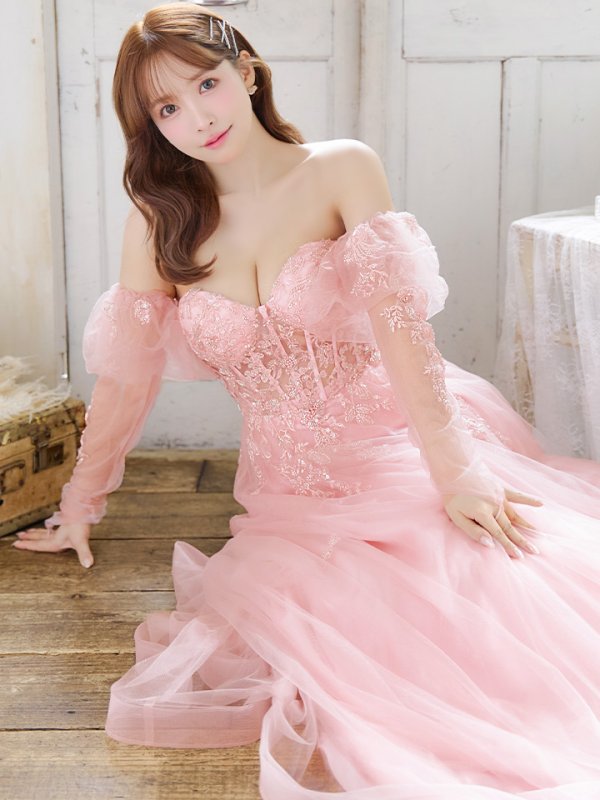 ピンクベージュ モデル:三上悠亜 身長:159cm:Mサイズ