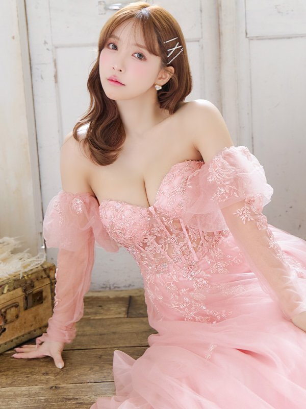 ピンクベージュ モデル:三上悠亜 身長:159cm:Mサイズ