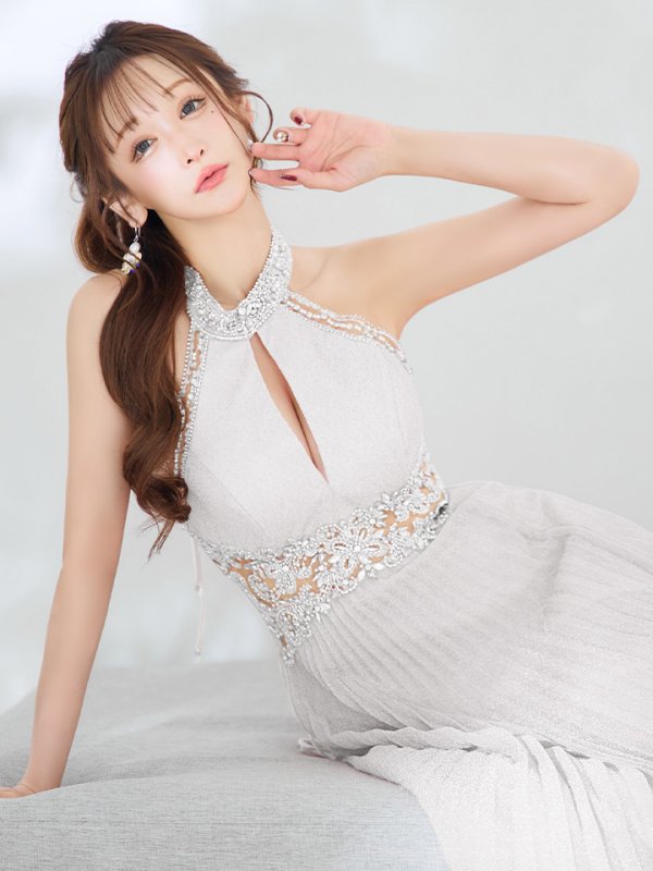 シルバー モデル:真優川咲 身長:158cm:Mサイズ