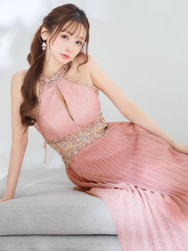 ピンクベージュ モデル:真優川咲 身長:158cm:Mサイズ