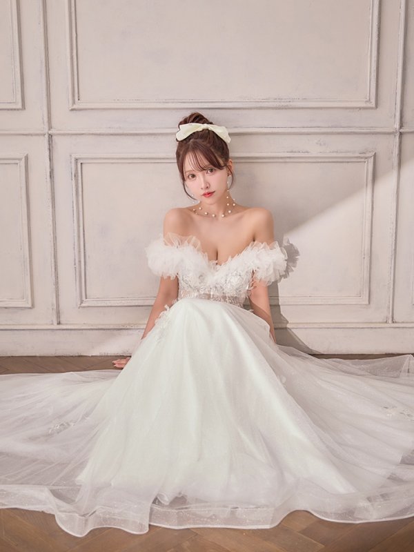 ホワイト モデル：三上悠亜　身長：159cm　着用サイズ：Mサイズ