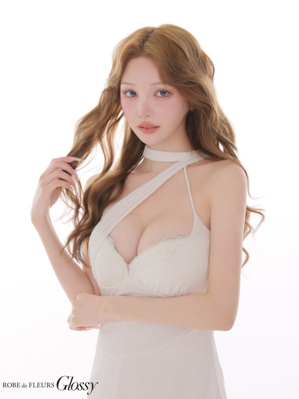 ホワイト モデル：しおん　身長：158cm　着用サイズ：Sサイズ