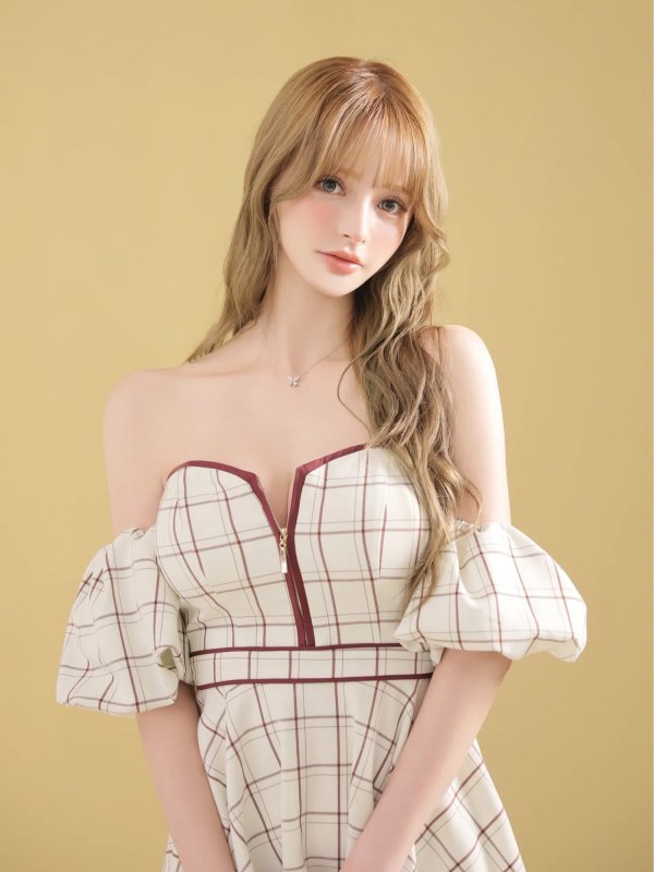 ホワイト モデル：咲希　身長：164cm　着用サイズ：Sサイズ