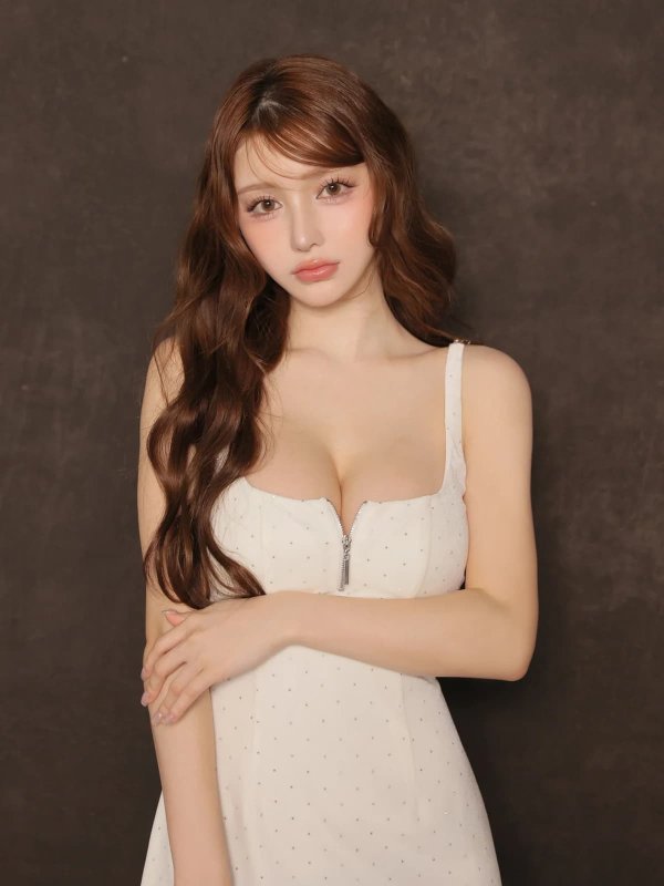 ホワイト　モデル：ももか　身長：156cm　着用サイズ：Sサイズ