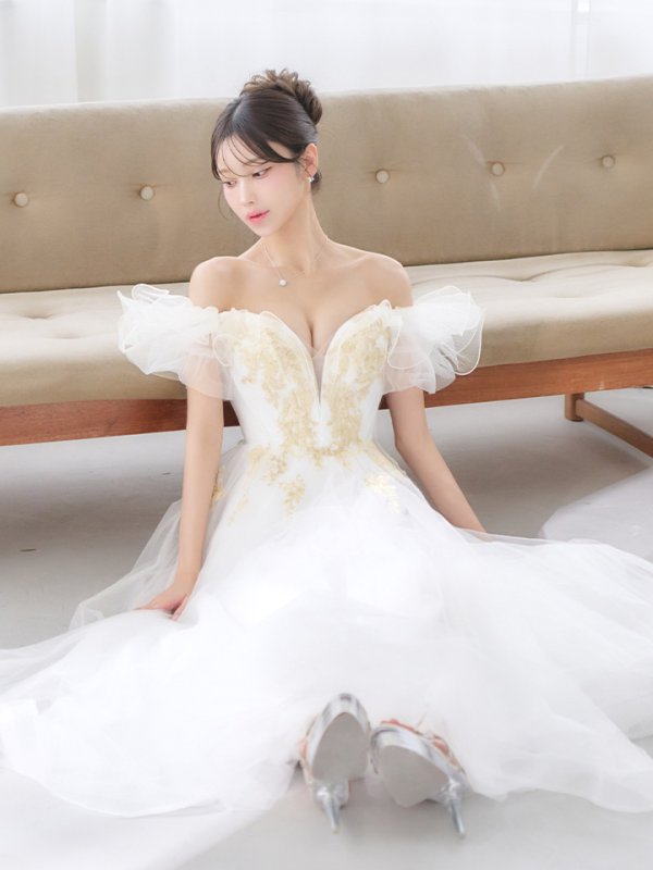 ホワイト　モデル：るりぴ　身長：165cm　着用サイズ：Sサイズ