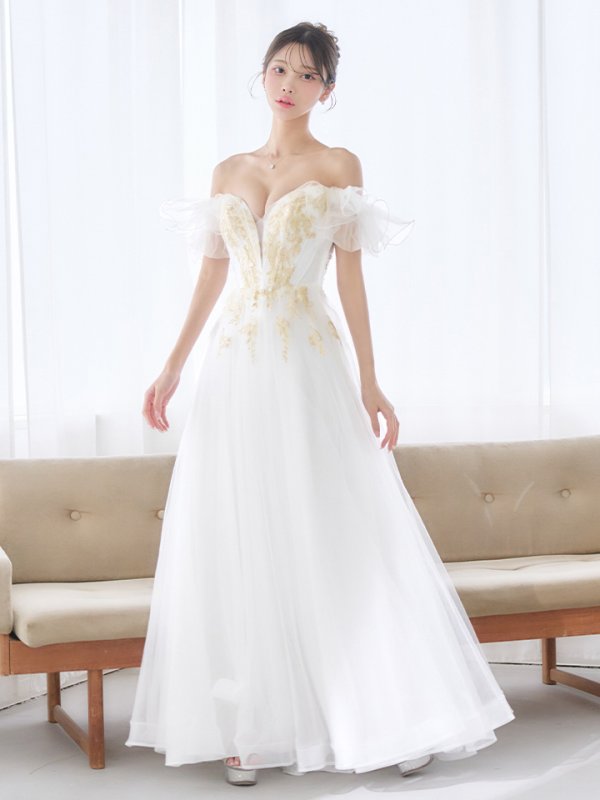 ホワイト　モデル：るりぴ　身長：165cm　着用サイズ：Sサイズ