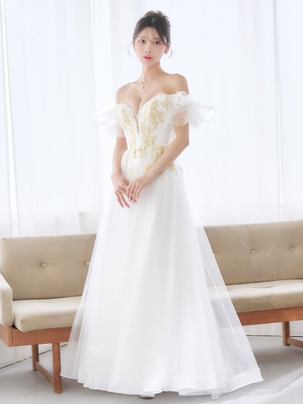 ホワイト　モデル：るりぴ　身長：165cm　着用サイズ：Sサイズ