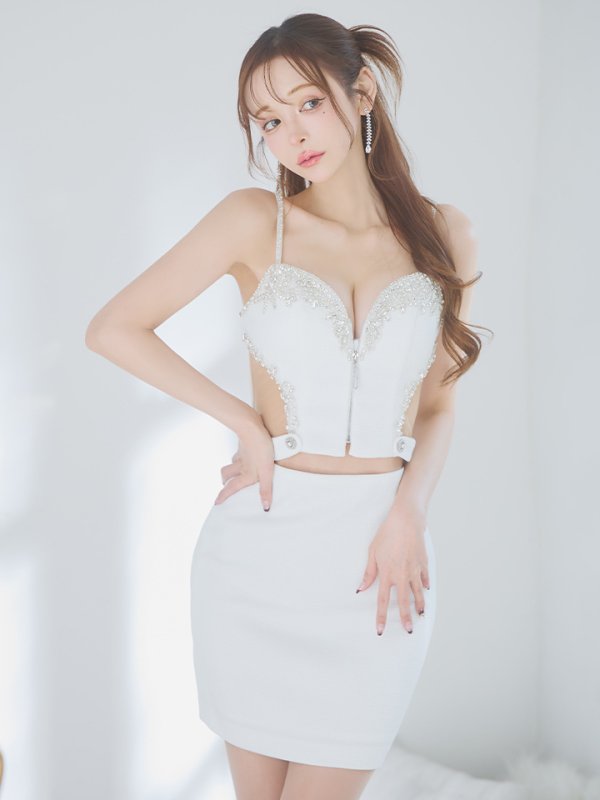 ホワイト モデル:真優川咲 身長:158cm 着用サイズ:Sサイズ
