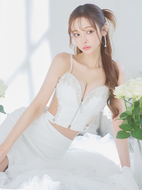ホワイト モデル:真優川咲 身長:158cm 着用サイズ:Sサイズ