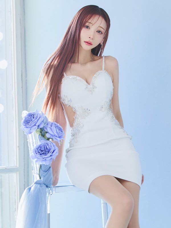 ホワイト モデル:真優川咲 身長:158cm 着用サイズ:Sサイズ