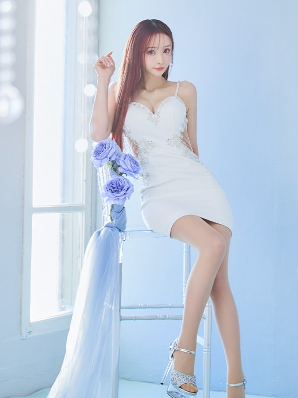 ホワイト モデル:真優川咲 身長:158cm 着用サイズ:Sサイズ