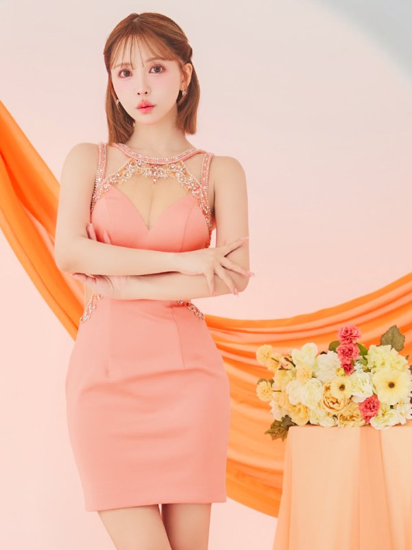 ライトオレンジ モデル:三上悠亜 身長:159cm 着用サイズ:Sサイズ