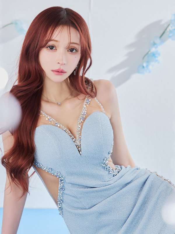 ブルー モデル:真優川咲 身長:158cm 着用サイズ:Sサイズ