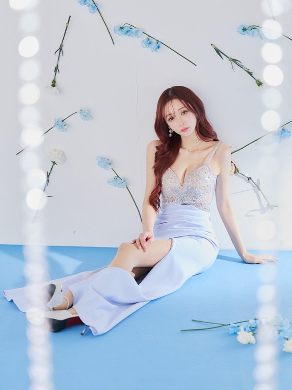 ブルー モデル:真優川咲 身長:158cm 着用サイズ:Sサイズ