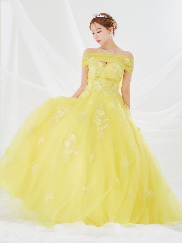 イエロー モデル:三上悠亜 身長:159cm 着用サイズ:Mサイズ