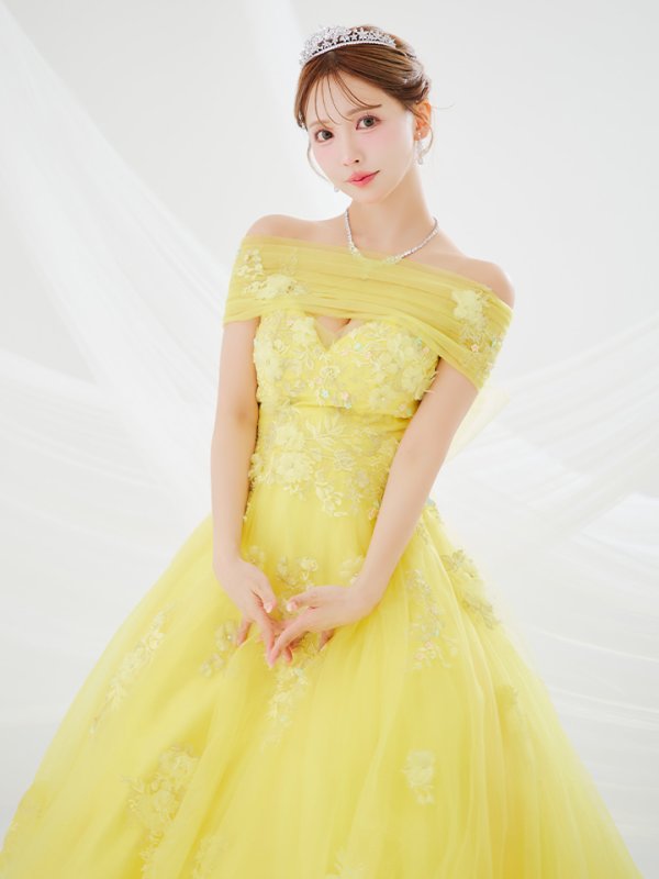 イエロー モデル:三上悠亜 身長:159cm 着用サイズ:Mサイズ