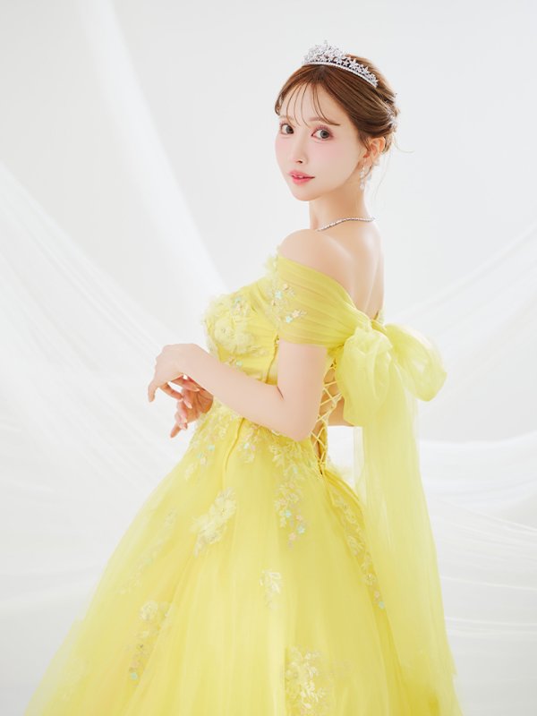 イエロー モデル:三上悠亜 身長:159cm 着用サイズ:Mサイズ