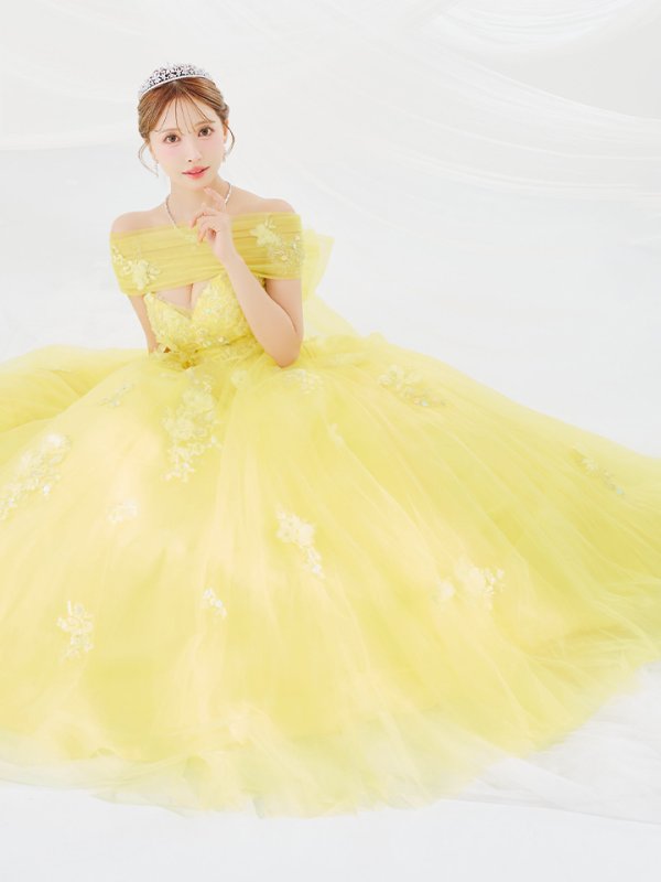 イエロー モデル:三上悠亜 身長:159cm 着用サイズ:Mサイズ