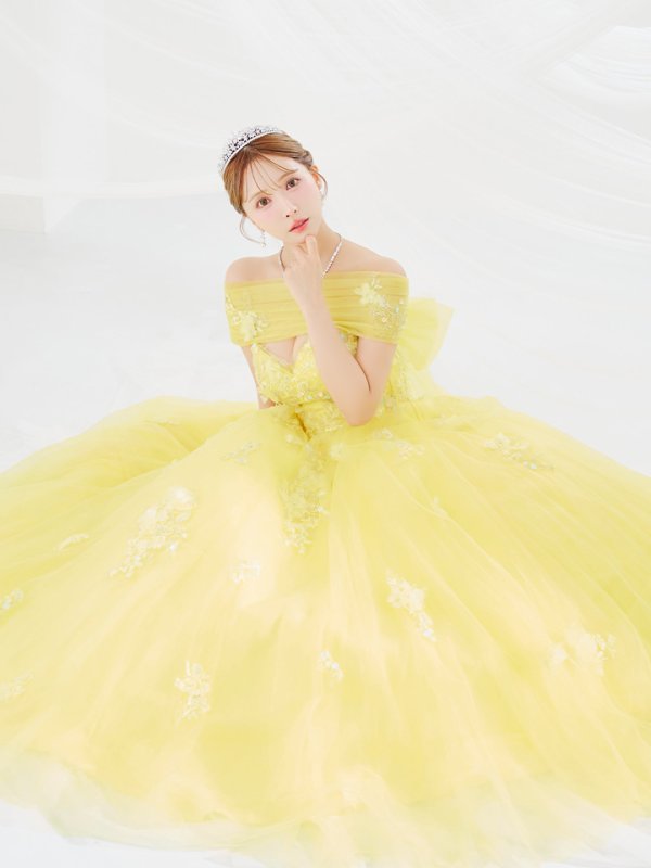 イエロー モデル:三上悠亜 身長:159cm 着用サイズ:Mサイズ