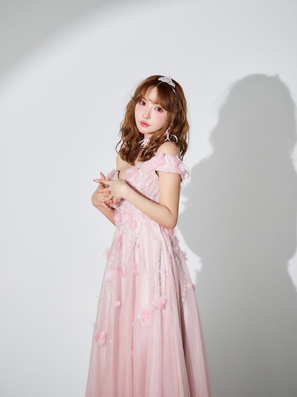 ピンクベージュ モデル:三上悠亜 身長:159cm 着用サイズ:Sサイズ