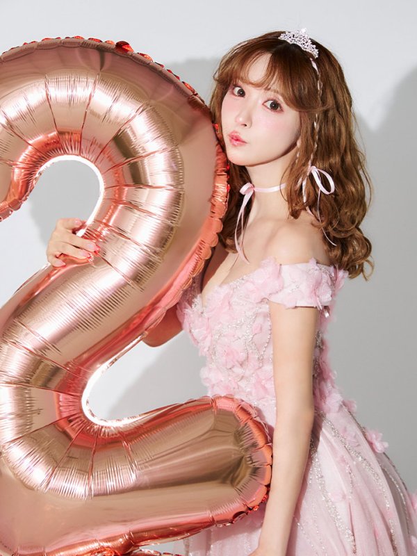 ピンクベージュ モデル:三上悠亜 身長:159cm 着用サイズ:Sサイズ