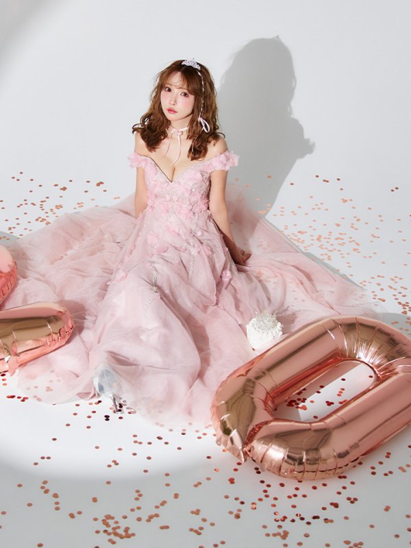 ピンクベージュ モデル:三上悠亜 身長:159cm 着用サイズ:Sサイズ