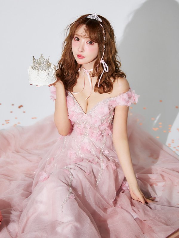 ピンクベージュ モデル:三上悠亜 身長:159cm 着用サイズ:Sサイズ