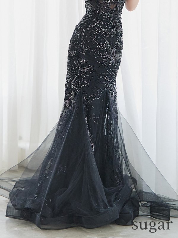 ブラック　モデル：真優川咲　身長：158cm　着用サイズ：Mサイズ