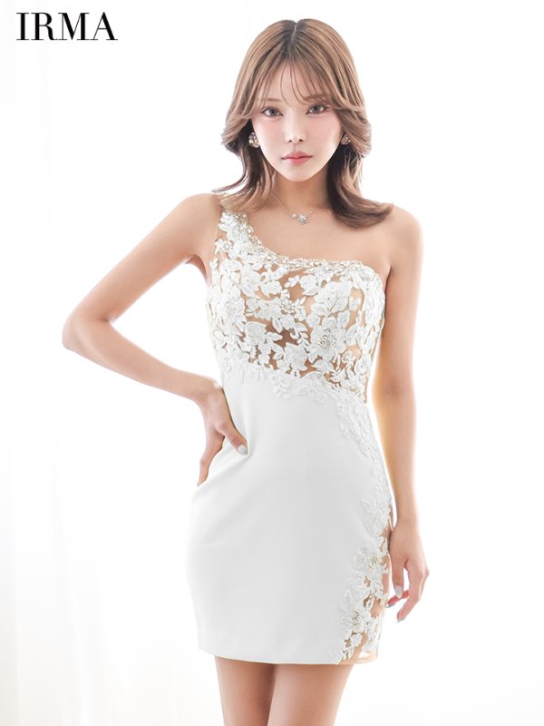 ホワイト　モデル：如月れい　身長：156cm　着用サイズ：Sサイズ