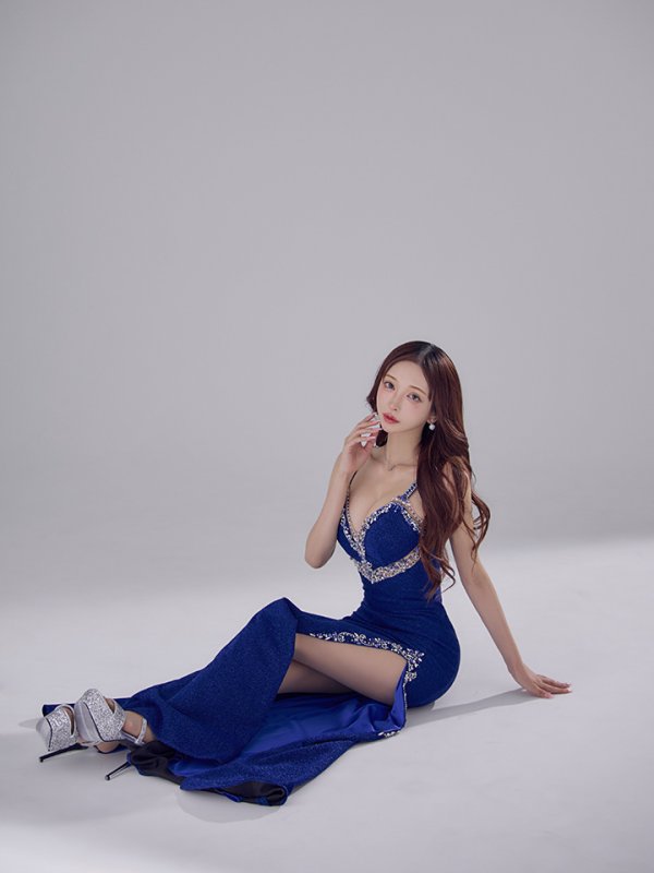 ダークブルー モデル：真優川咲　身長：158cm　着用サイズ：Sサイズ