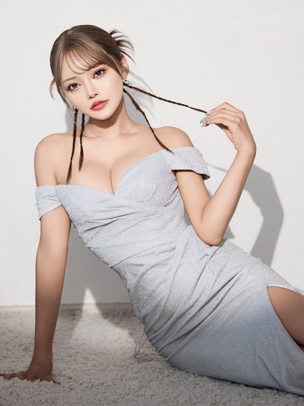 シルバー モデル：如月れい　身長：156cm　着用サイズ：Sサイズ