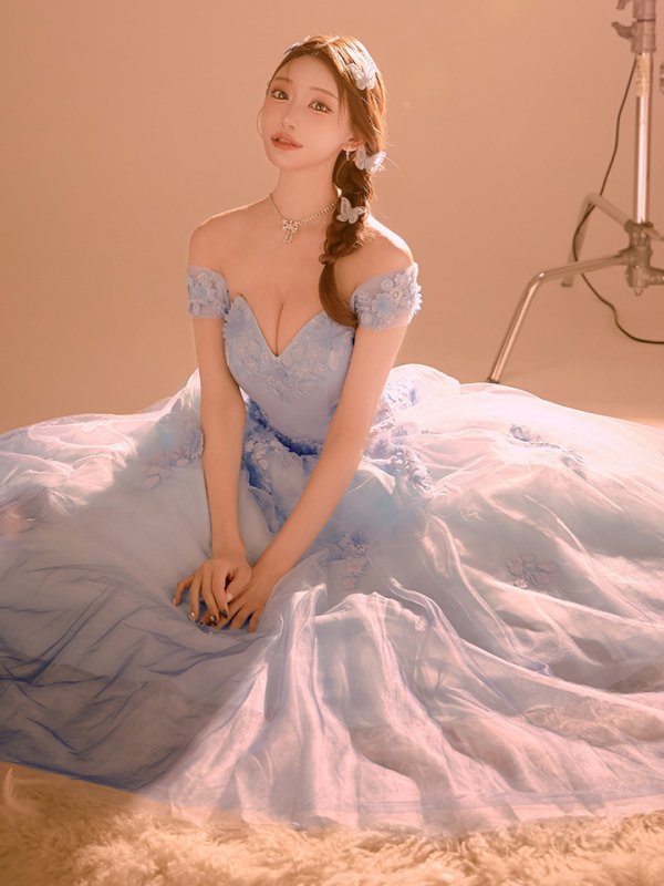 ライトブルー×ネイビー モデル:明日花キララ 身長:160cm 着用サイズ:Mサイズ